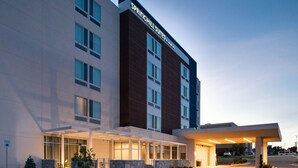 Een modern hotel met een opvallend bord waarop 