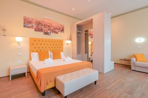 Et moderne hotelværelse med en stor seng, et walk-in closet og et siddeområde.