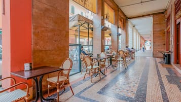 Desayuno de cocina local (EUR 5 por persona)