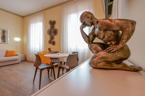 Deluxe-Apartment, 1 Schlafzimmer, Hügelblick (S.Luca) | Wohnbereich | Fernseher