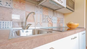 Departamento Deluxe, 1 habitación, vista a la colina (S.Luca) | Cocina privada | Cafetera de espresso, cafetera y tetera y tetera eléctrica