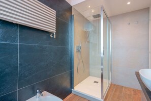 Apartamento luxo, 1 quarto, vista para a colina (S.Luca) | Banheiro | Chuveiro, produtos de toalete grátis, secador de cabelo, chinelos