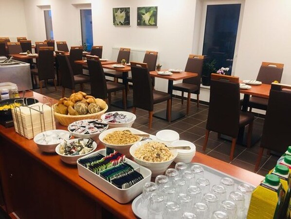 Petit déjeuner buffet (12 EUR par personne)