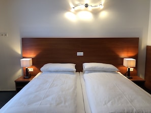 Desk, blackout drapes, soundproofing, free WiFi - Hotel Mirabell (Erlangen)