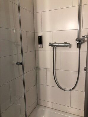 Ducha, secador de pelo, toallas, jabón