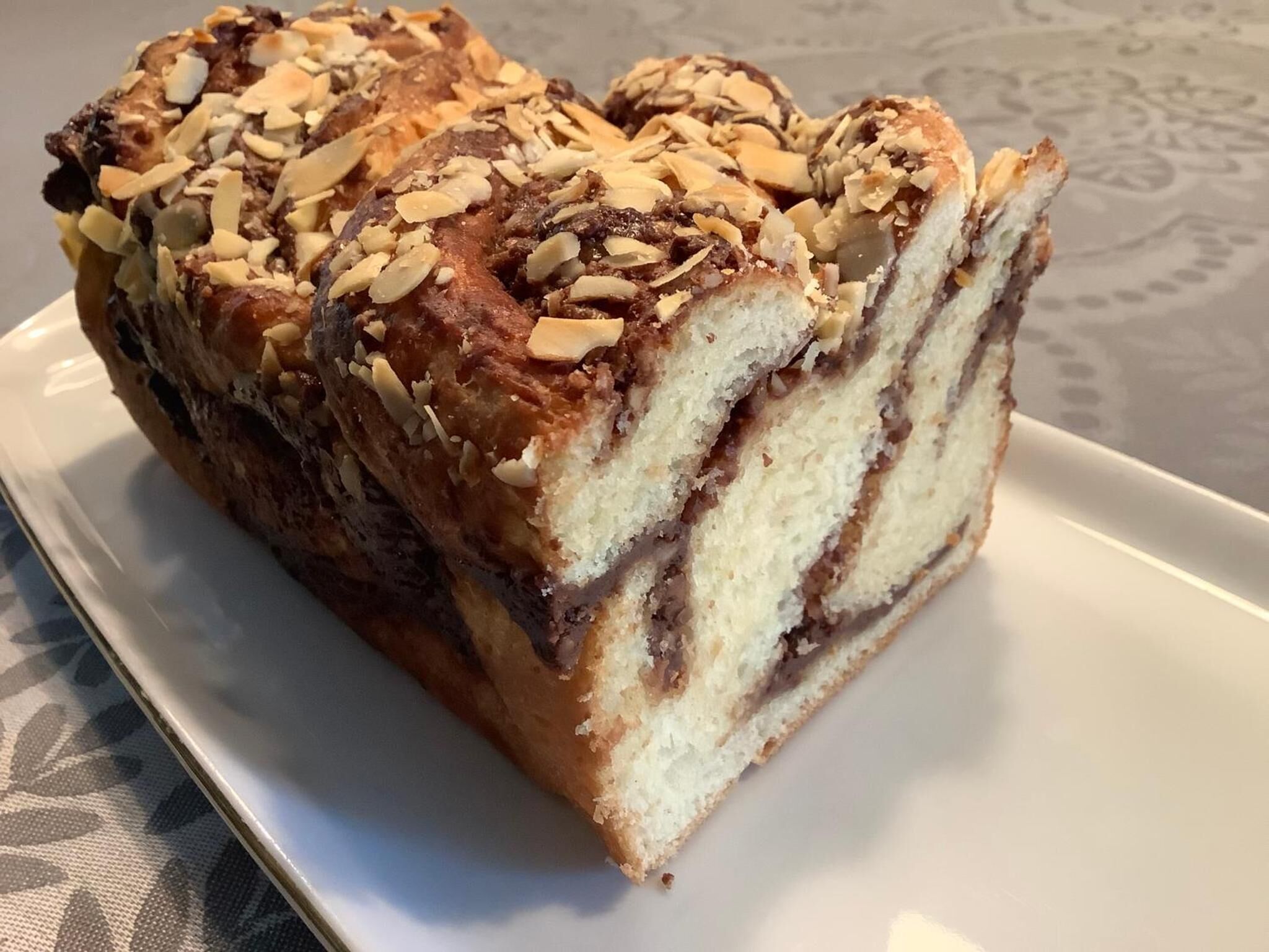 Una barra de pan con almendras laminadas por encima.