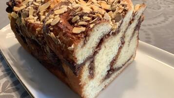Una barra de pan con almendras laminadas por encima.