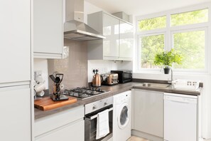 Townhome | Private kitchen | Full-sized fridge, microwave, oven, stovetop - Harborne Park Road (Birmingham)