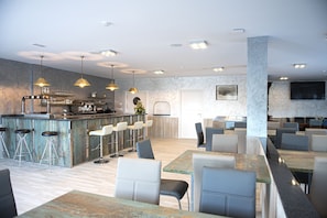 Petit déjeuner en libre-service (5 EUR par personne)