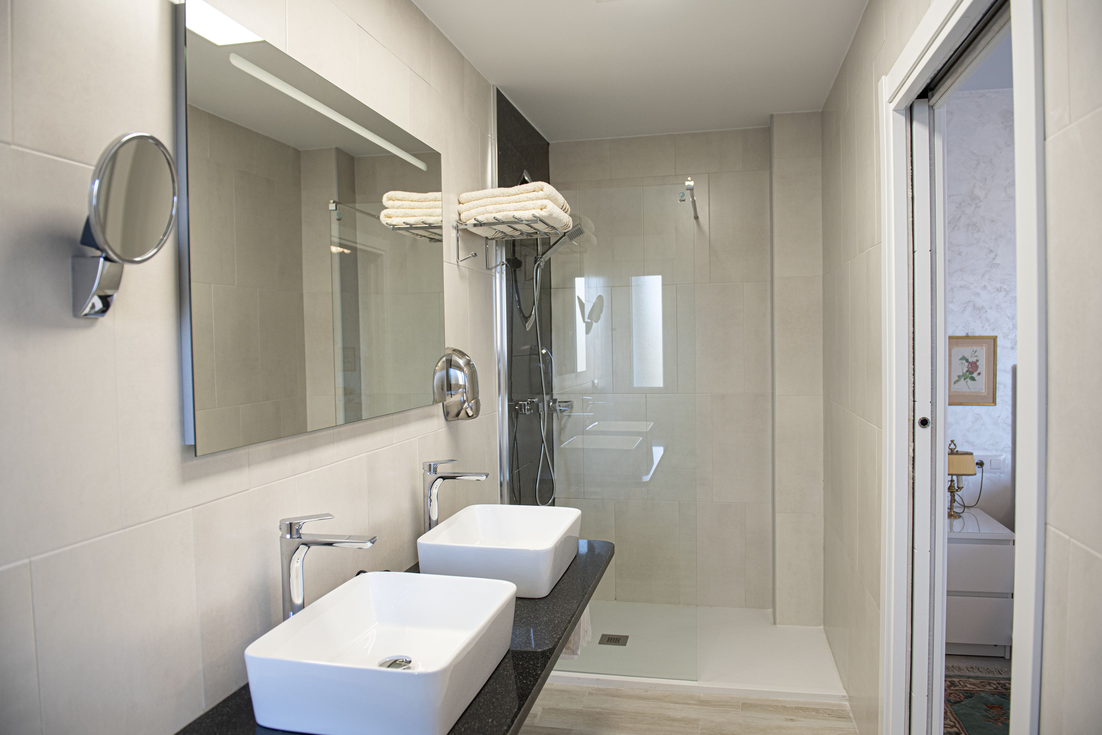 Habitación Elite con 2 camas individuales, accesible para personas con discapacidad | Baño | Ducha, secador de pelo y toallas