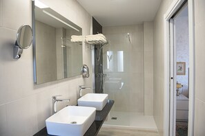 Elite Twin Room, Accessible | Bathroom | Shower, hair dryer, towels - Hotel Vilaseco (Chantada)
