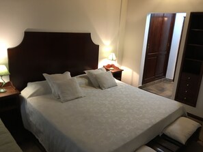 3 bedrooms, blackout curtains, free WiFi, bed sheets - Beautiful House 2 to 9 People (Salta)