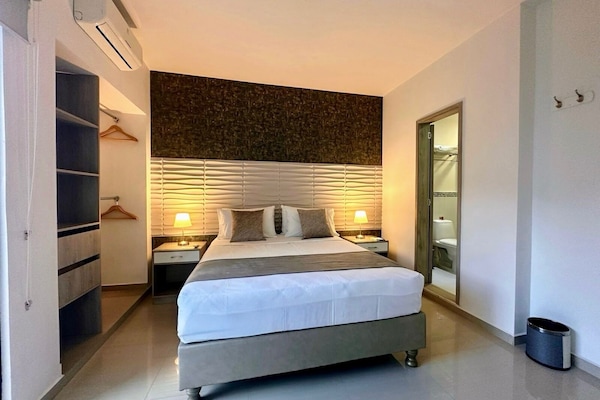 JUNIOR SUITE | Premium bedding, in-room safe, desk, laptop workspace