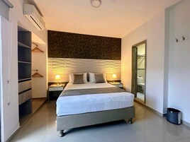 Ropa de cama de alta calidad y caja de seguridad en la habitación 