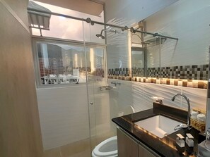 SUITE DELUXE | Kylpyhuone | Suihku, sadesuihkupää, pyyhkeet, saippua