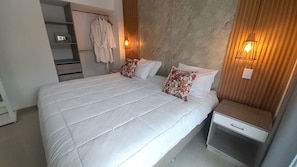 SUITE DELUXE | Premium bedding, in-room safe, desk, laptop workspace -  ON APARTASUITES  (Cali)
