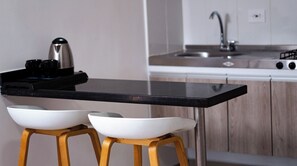 JUNIOR SUITE | Private kitchen | Fridge, microwave, cookware/dishes/utensils -  ON APARTASUITES  (Cali)