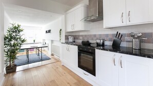 Hus, 4 soverom | Eget kjøkken | Espressomaskin, kjøleskap, mikrobølgeovn og ovn