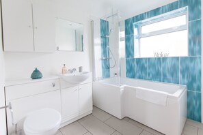 House, 4 Bedrooms | Bathroom | Separate tub and shower, hair dryer, towels, soap - Oxford Road (Birmingham)