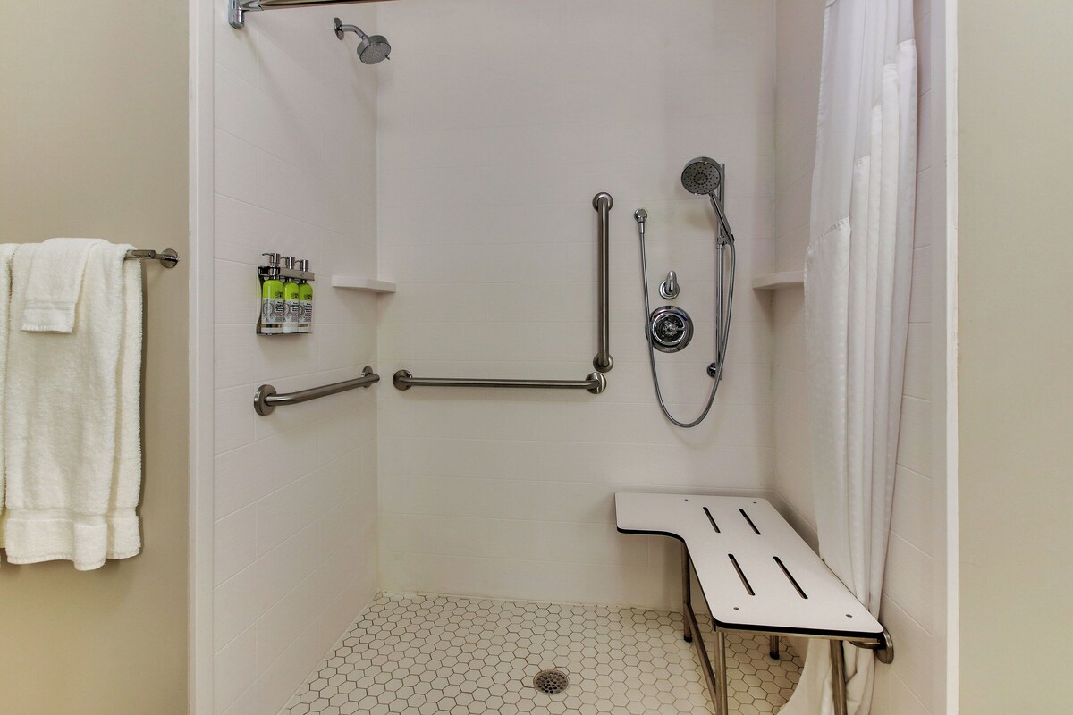 ห้องสแตนดาร์ด, เตียงคิงไซส์ 1 เตียง (Mobility, Roll-In Shower) | โต๊ะทำงาน, พื้นที่ทำงานแบบใช้แล็ปท็อป, ผ้าม่านกันแสง, ห้องเก็บเสียง