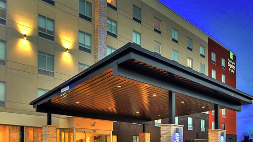 Holiday Inn Express & Suites Nashville Metrocenter Downtown by IHG