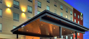 Holiday Inn Express & Suites Nashville Metrocenter Downtown by IHG