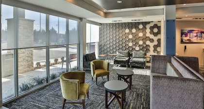 Holiday Inn Express & Suites Nashville Metrocenter Downtown by IHG