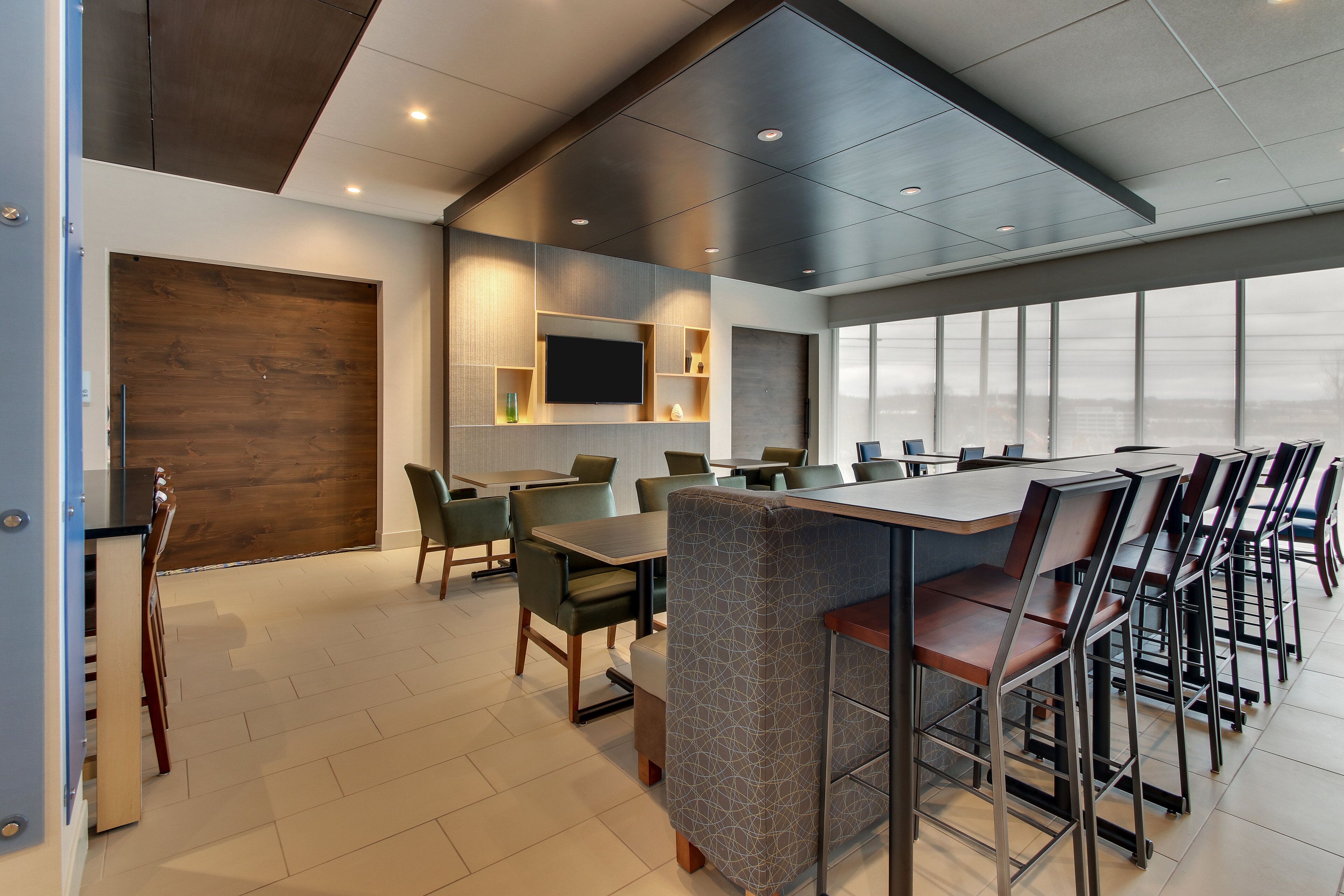 Photo - Holiday Inn Express & Suites Nashville Metrocenter Downtown by IHG