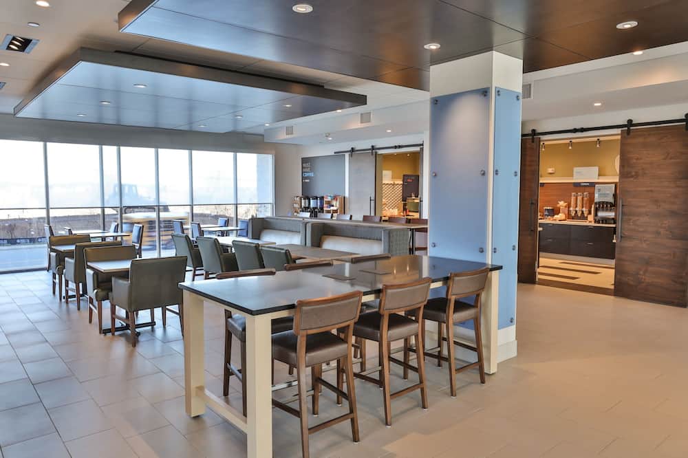 Holiday Inn Express & Suites Nashville Metrocenter Downtown by IHG