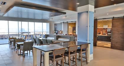 Holiday Inn Express & Suites Nashville Metrocenter Downtown by IHG