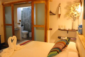 Azul Room | Individually decorated, individually furnished, desk, laptop workspace - La Morada Sayulita (Sayulita)