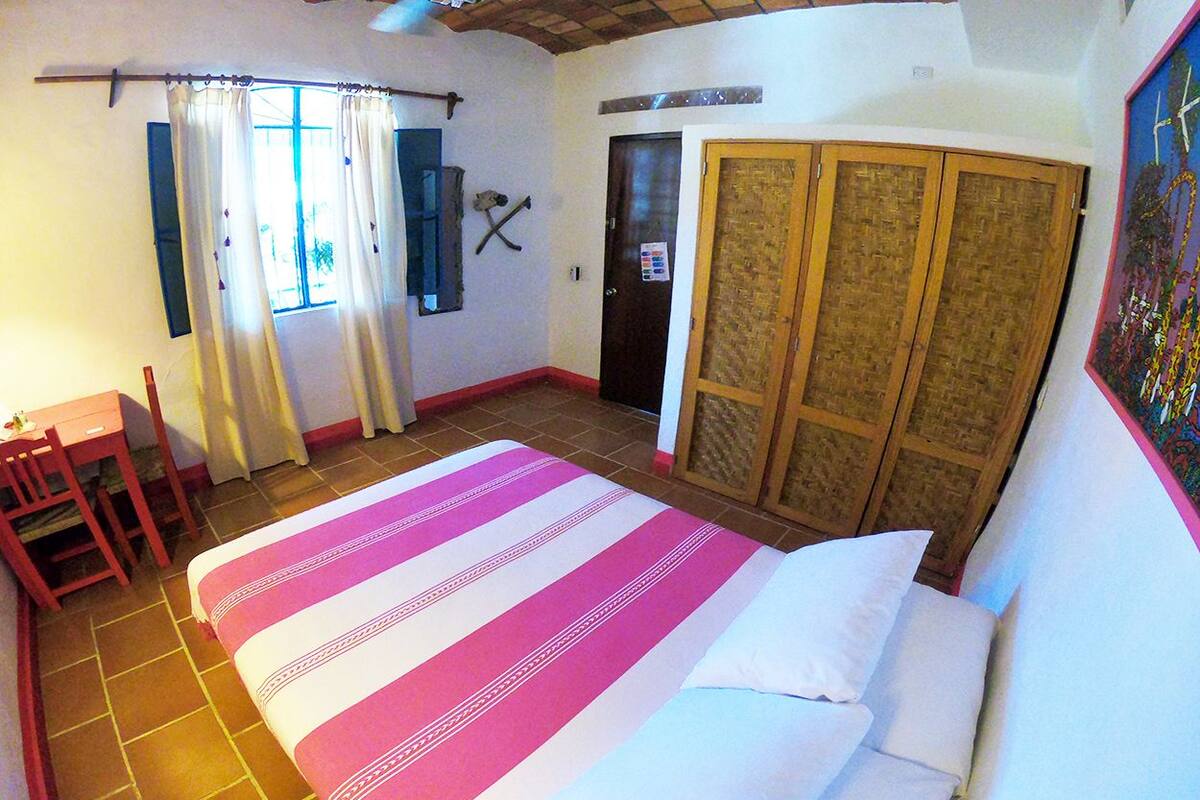 Rosa Room | Escritorio, espacio para trabajar con un portátil, cortinas opacas