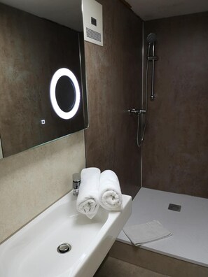 Douche, articles de toilette gratuits, sèche-cheveux
