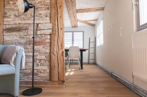 Ropa de cama hipoalergénica, escritorio y sistema de insonorización 