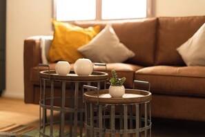 Roupas de cama antialérgicas, escrivaninha, quartos à prova de som