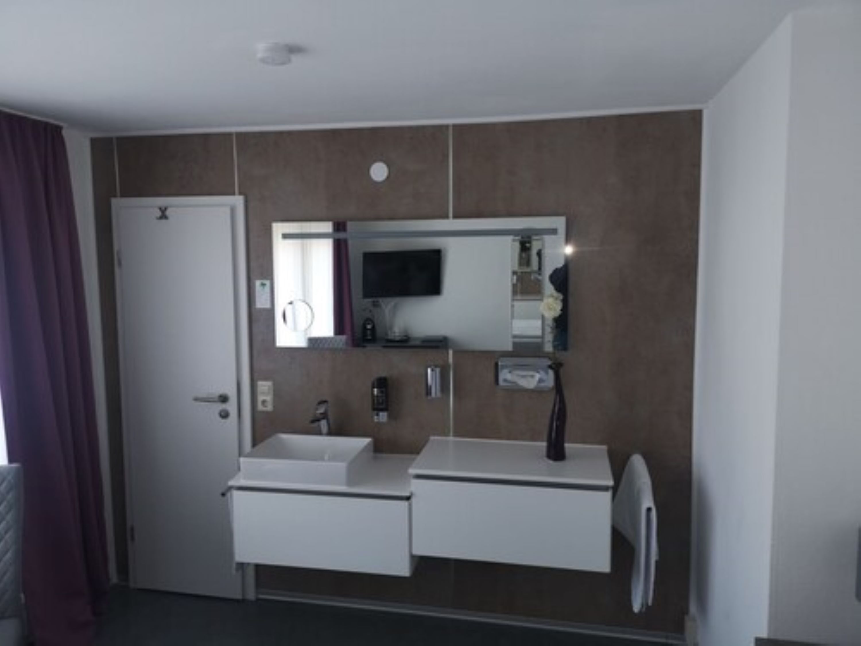 double room | bathroom | shower, free toiletries, hair dryer, towels