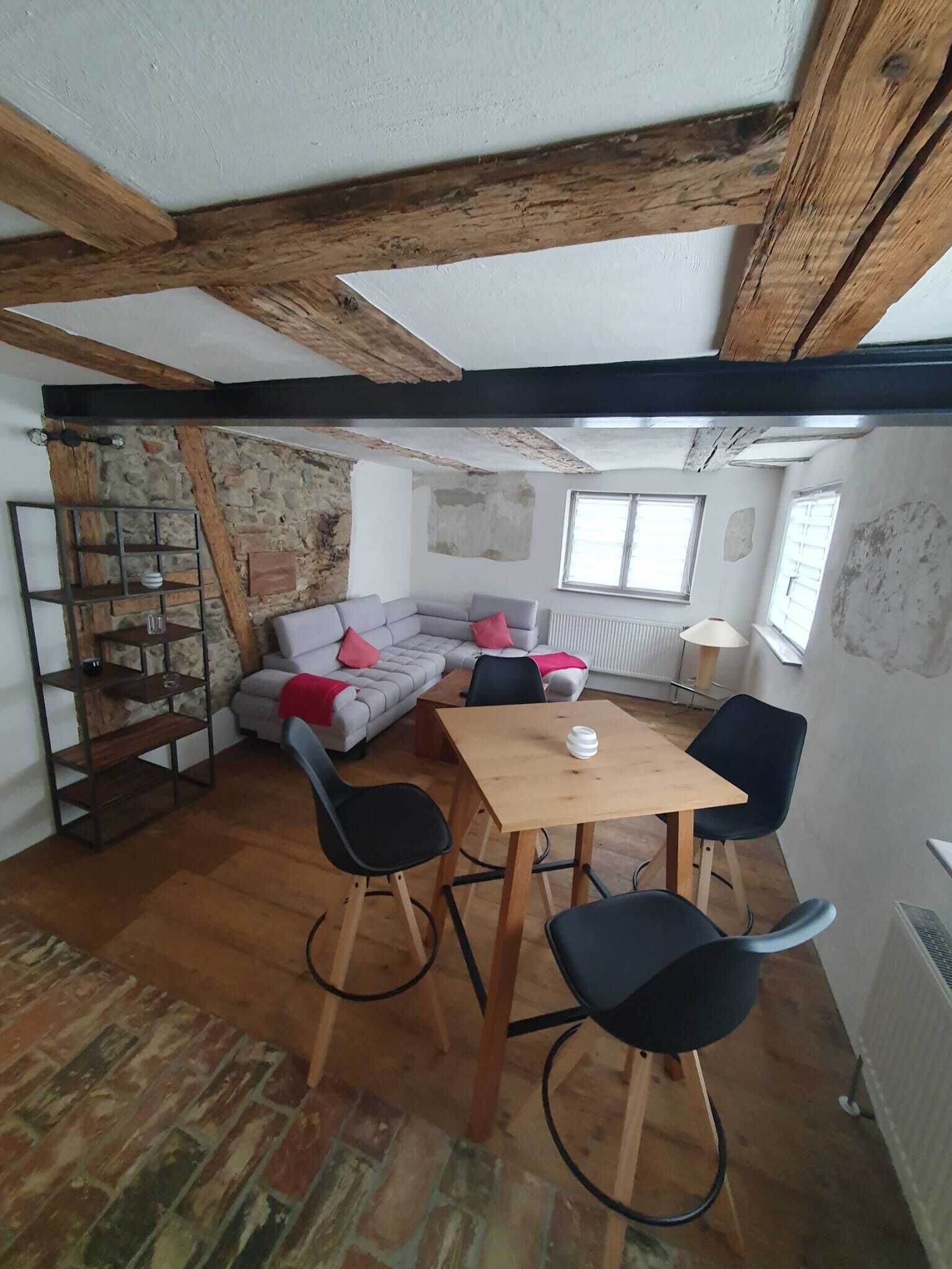Comfort-Apartment, 1 Queen-Bett, Nichtraucher | Wohnbereich | 80-Zoll-Flachbildfernseher mit Satellitenempfang, Fernseher