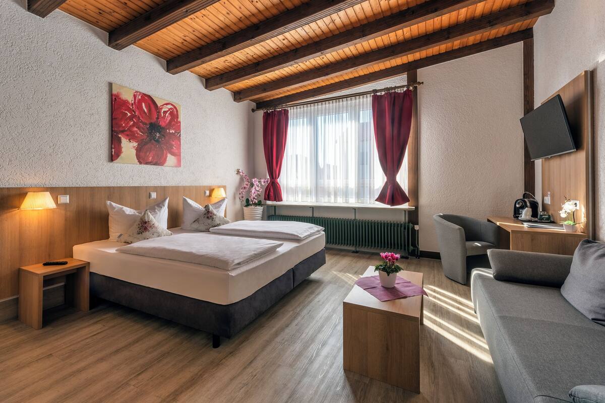 double room | 1 bedroom, hypo-allergenic bedding, desk, soundproofing