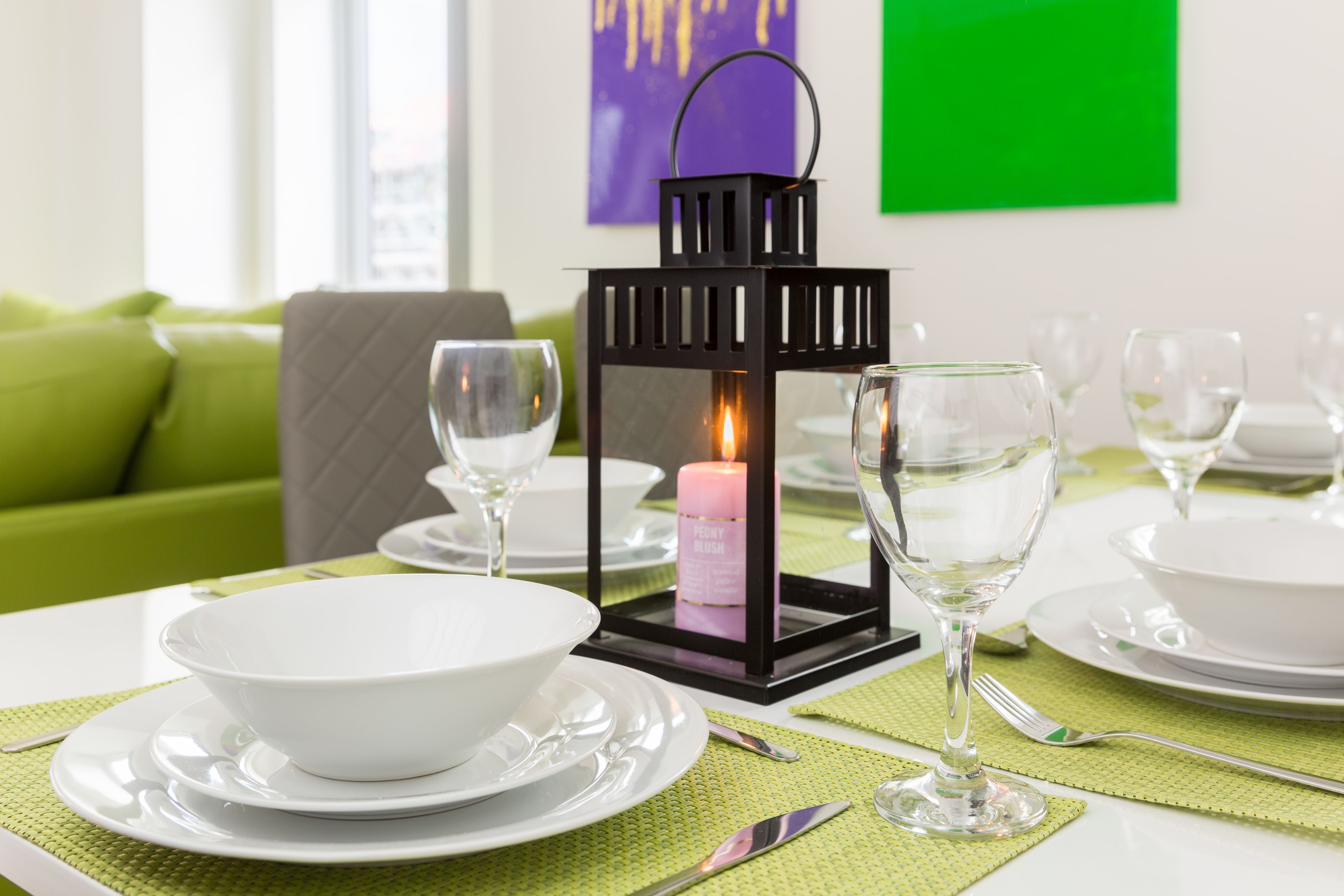 En 43-tommers Flatskjerm-TV med digitale kanaler samt smart-TV