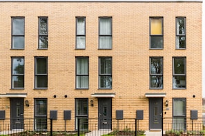 Exterior - Sherlock Modern Home by Svelte Living (Birmingham)