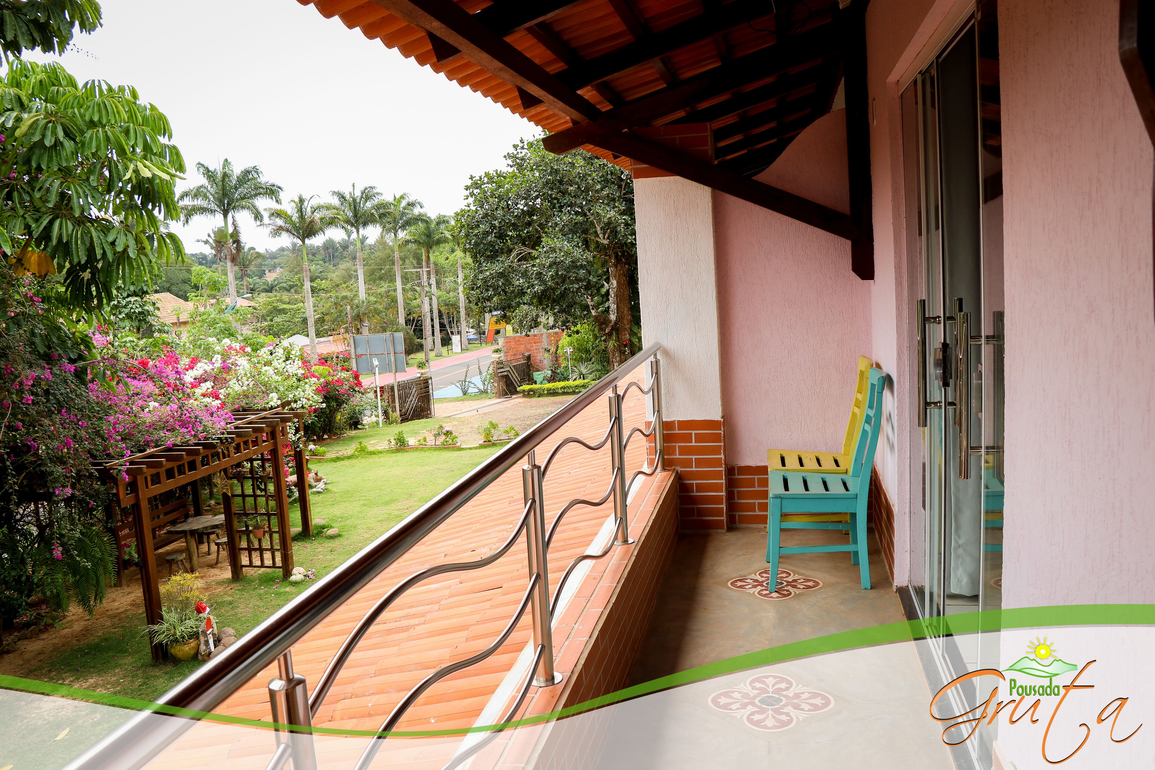 Minibar, escritorio, cortinas opacas y wifi gratis