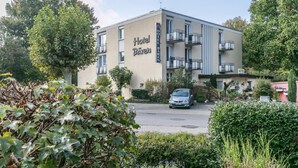 A two-story hotel with a sign reading "Hotel Bären."