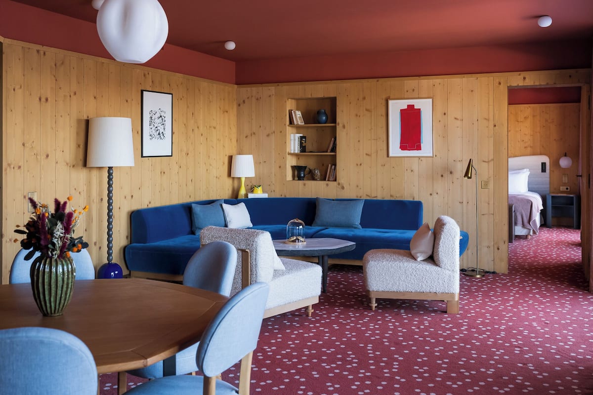 Suite – premier (Prestige) | Oppholdsområde | En 55-tommers smart-TV med Parabol-TV samt TV og leker