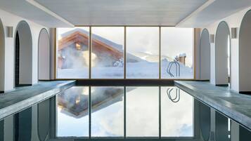 Alberca techada, alberca al aire libre y camastros