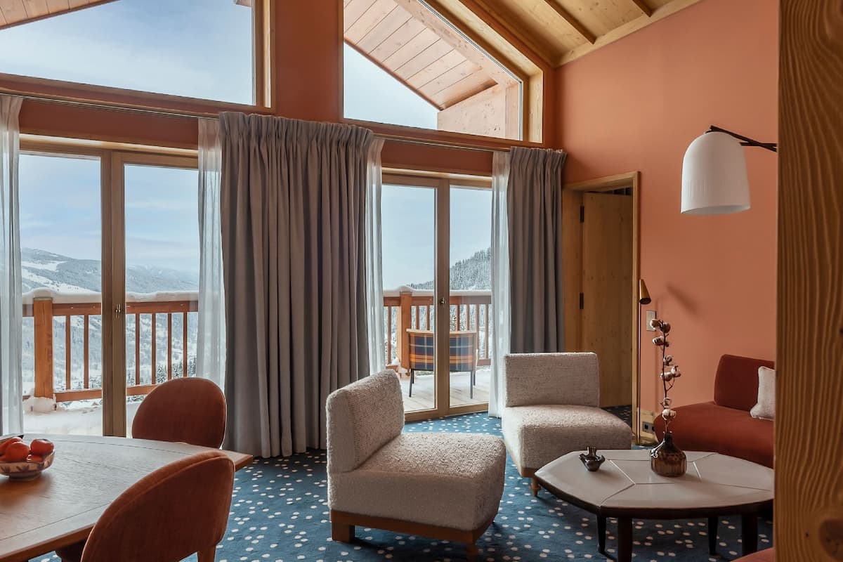 Suite – deluxe, 2 soverom | Oppholdsområde | En 55-tommers smart-TV med Parabol-TV samt TV og leker