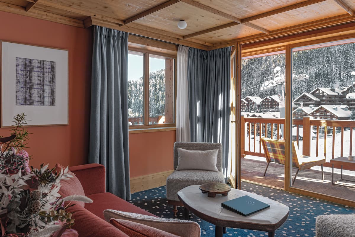 Deluxe-Suite | Wohnbereich | 55-Zoll-Smart-TV mit Satellitenempfang, Fernseher, Kinderspielzeug