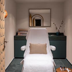 Sauna, steam room, body treatments, facials, 6 treatment rooms