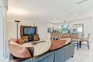บ้านพัก, หลายเตียง (Cape Coral Yacht Club Area Pool Home) | ห้องนั่งเล่น | ทีวีจอแบน