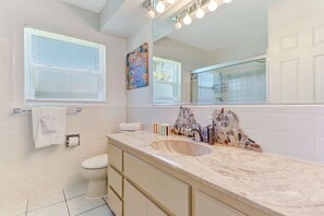 ハウス ベッド (複数台) (Cape Coral Yacht Club Area Pool Home) | バスルーム | ヘアドライヤー、タオル