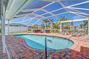 Talo, useita sänkyjä (Cape Coral Yacht Club Area Pool Home) | Uima-allas | Ulkouima-allas